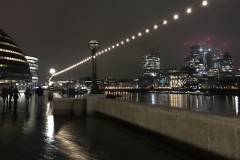 Blick von der Uferpromenade der Themse auf London während eines Rundgangs bei Nacht