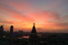 Blick von St Paul‘s Cathedral über London bei Sonnenuntergang