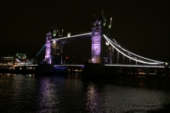 Die beleuchtete Tower Bridge bei Nacht