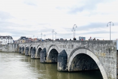 Stadtrundgang über die St Servatius Brücke in Maastricht