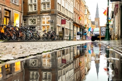 Wasserspiegelungen in den Gassen von Wyck, Maastricht