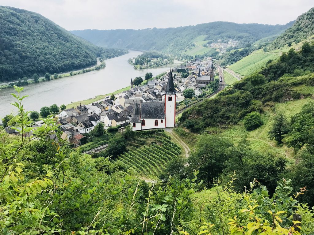 Kirchenpanorama in Hatzenport, Moselsteig, Deutschland