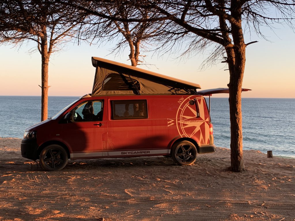 Europa Roadtrip 2019 - Stellplatz am Strand bei Quarteira, Portugal