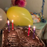 Happy Birthday - Geburtstagskuchen und Geschenke