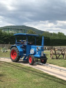 Traktor fahren im Cigoland, Elsass