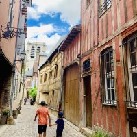 Europa Roadtrip 2019 - Unsere Kinder in den Gassen von Troyes