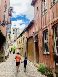 Europa Roadtrip 2019 - Unsere Kinder in den Gassen von Troyes