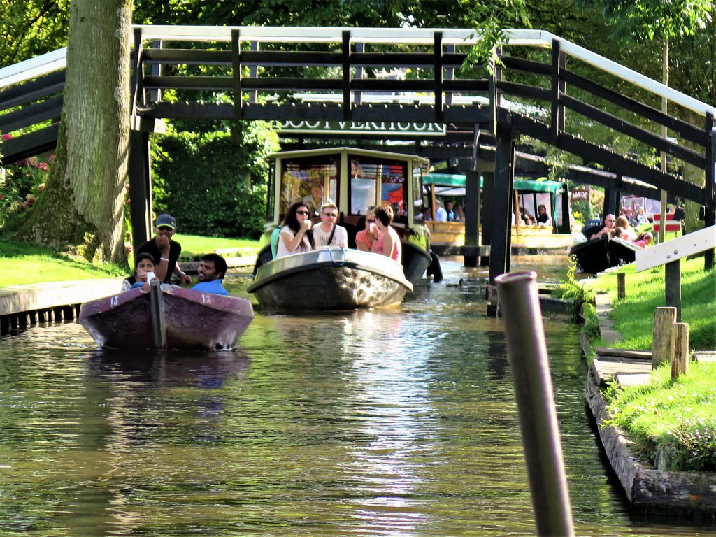 Staustehen im Boot in Giethoorn