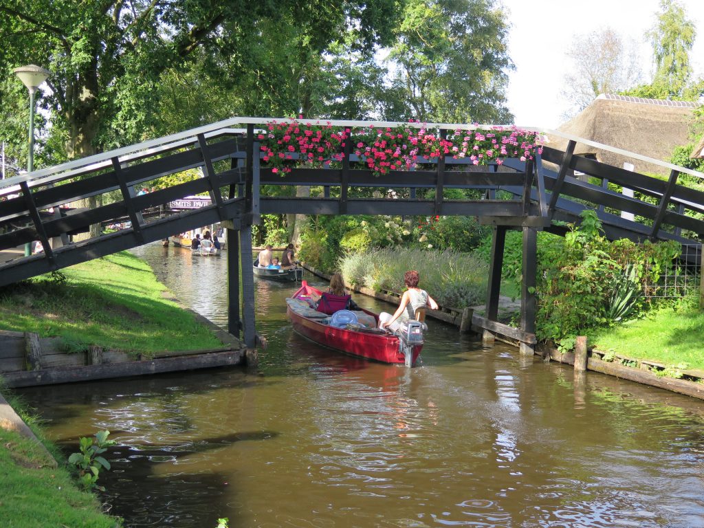 auf dem Boot durch Giethoorn