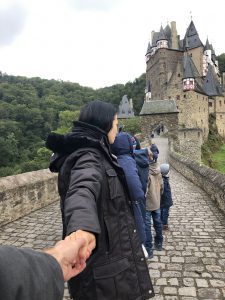 Mit der Familie vor den Toren der Burg Eltz