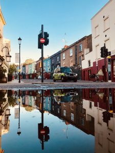 Reflektionen der Portobello Road in Notting Hill, London