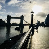 Schattenspiele mit der Tower Bridge am Ufer der Themse, London