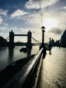 Schattenspiele mit der Tower Bridge am Ufer der Themse, London