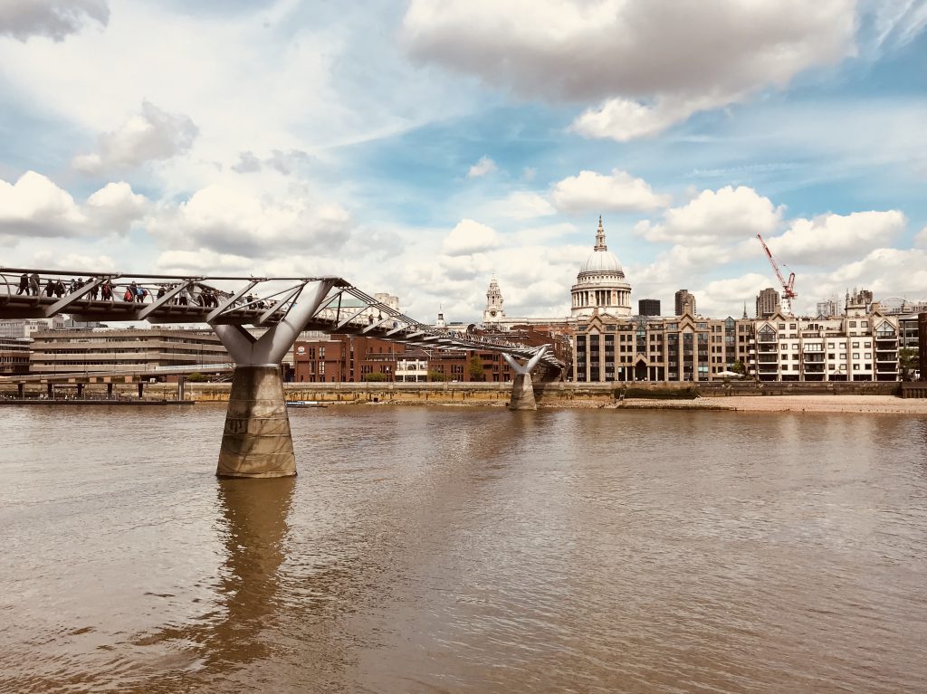 Die Millenium Bridge führt über die Themse zur St Paul‘s Cathedral