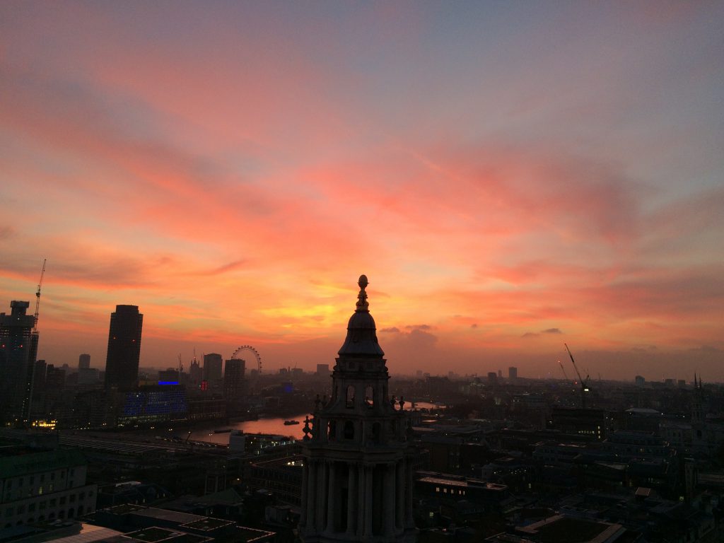 Blick von St Paul‘s Cathedral über London bei Sonnenuntergang