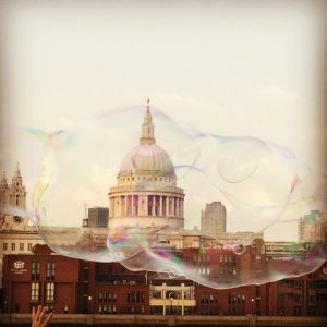 St Paul’s Cathedral London, eingefangen in einer Seifenblase