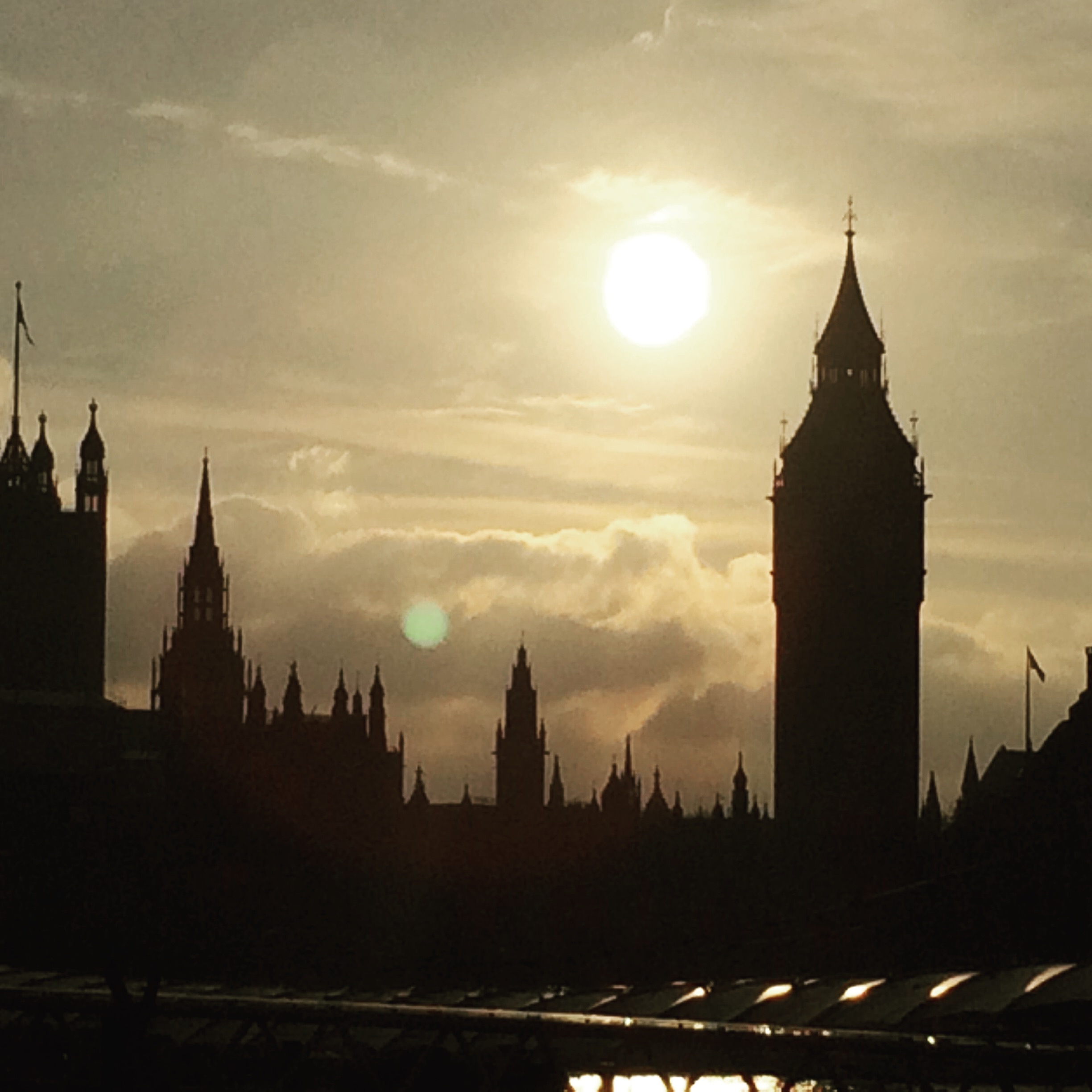 Sonnenuntergang über dem Westminster Palace, London