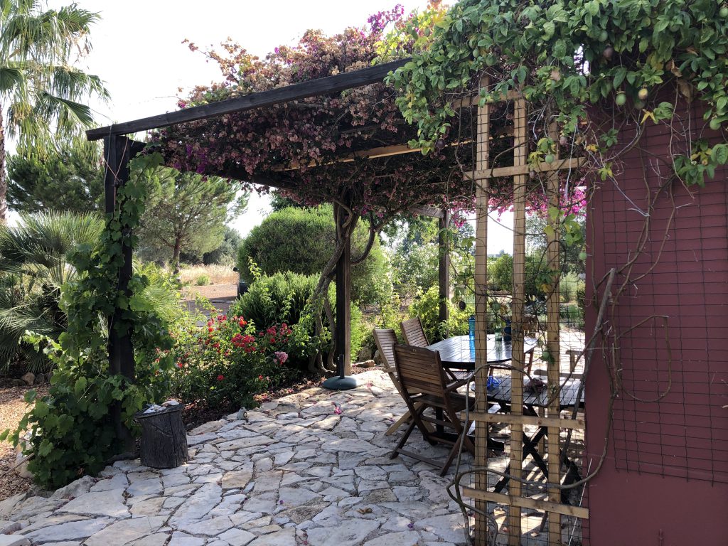 Die Terrasse der Casa Vermelha an der Algarve in Portugal