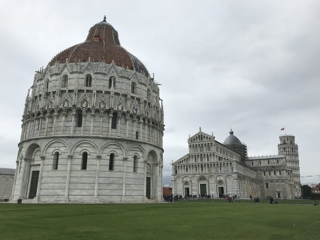 Beeindruckende Architektur rund um den schiefen Turm von Pisa
