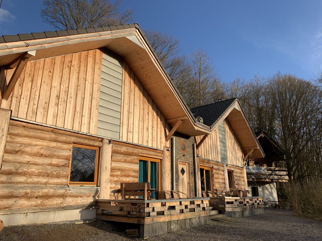 Ein Baumstammhaus als Ferienhaus in der Eifel