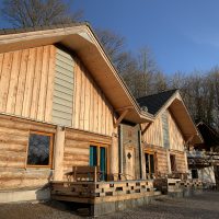 Ein Baumstammhaus als Ferienhaus in der Eifel