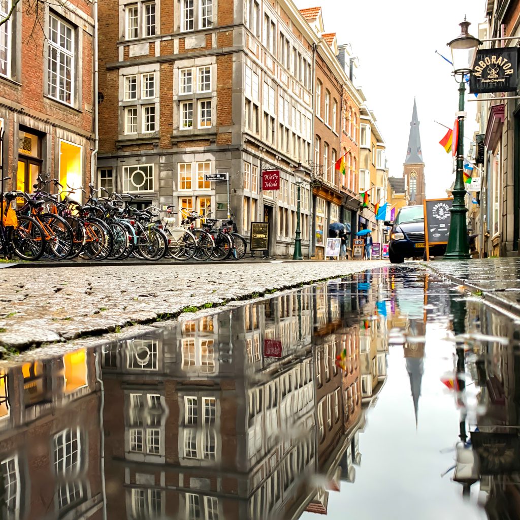 Wasserspiegelungen in den Gassen von Wyck, Maastricht