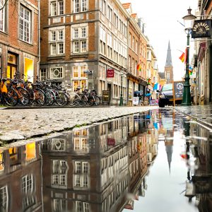 Wasserspiegelungen in den Gassen von Wyck, Maastricht