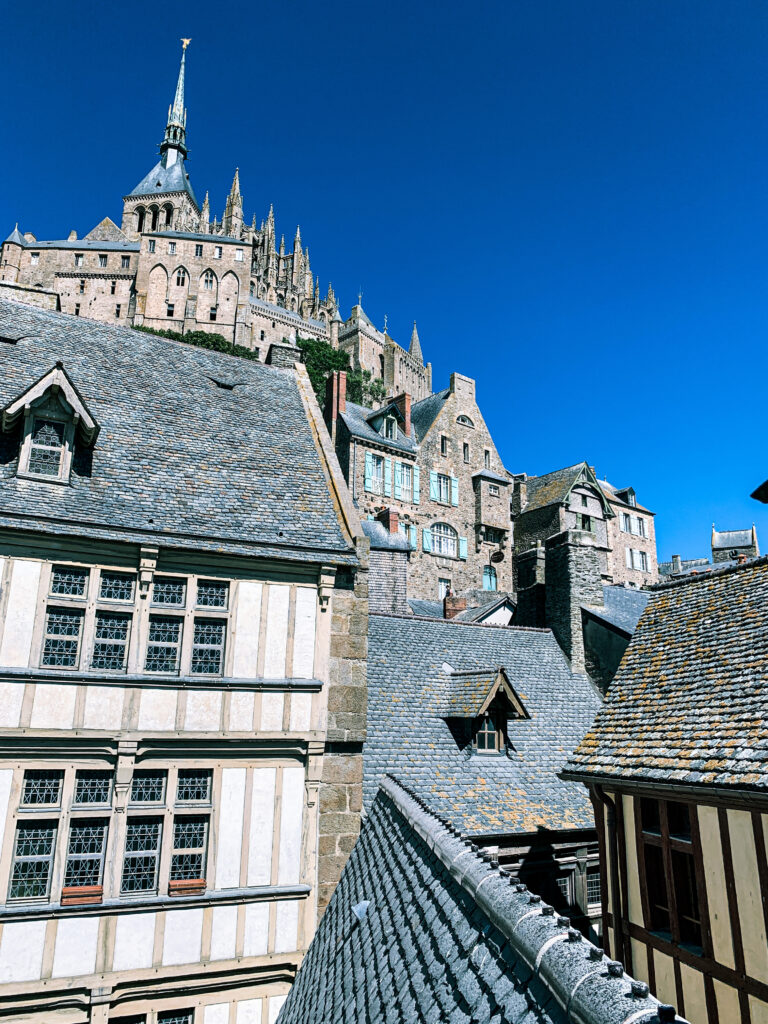 Das Dorf Mont-Saint-Michel samt Abtei