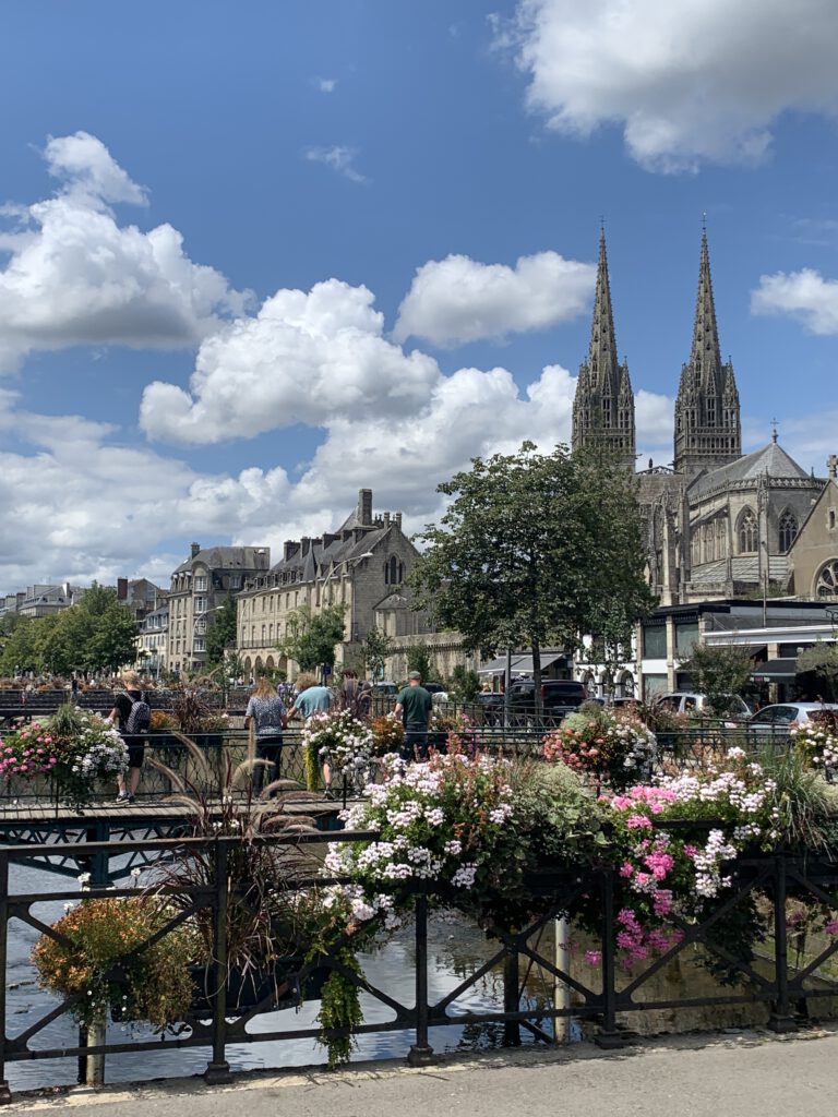 Blick auf die historische Innenstadt von Quimper, Bretagne